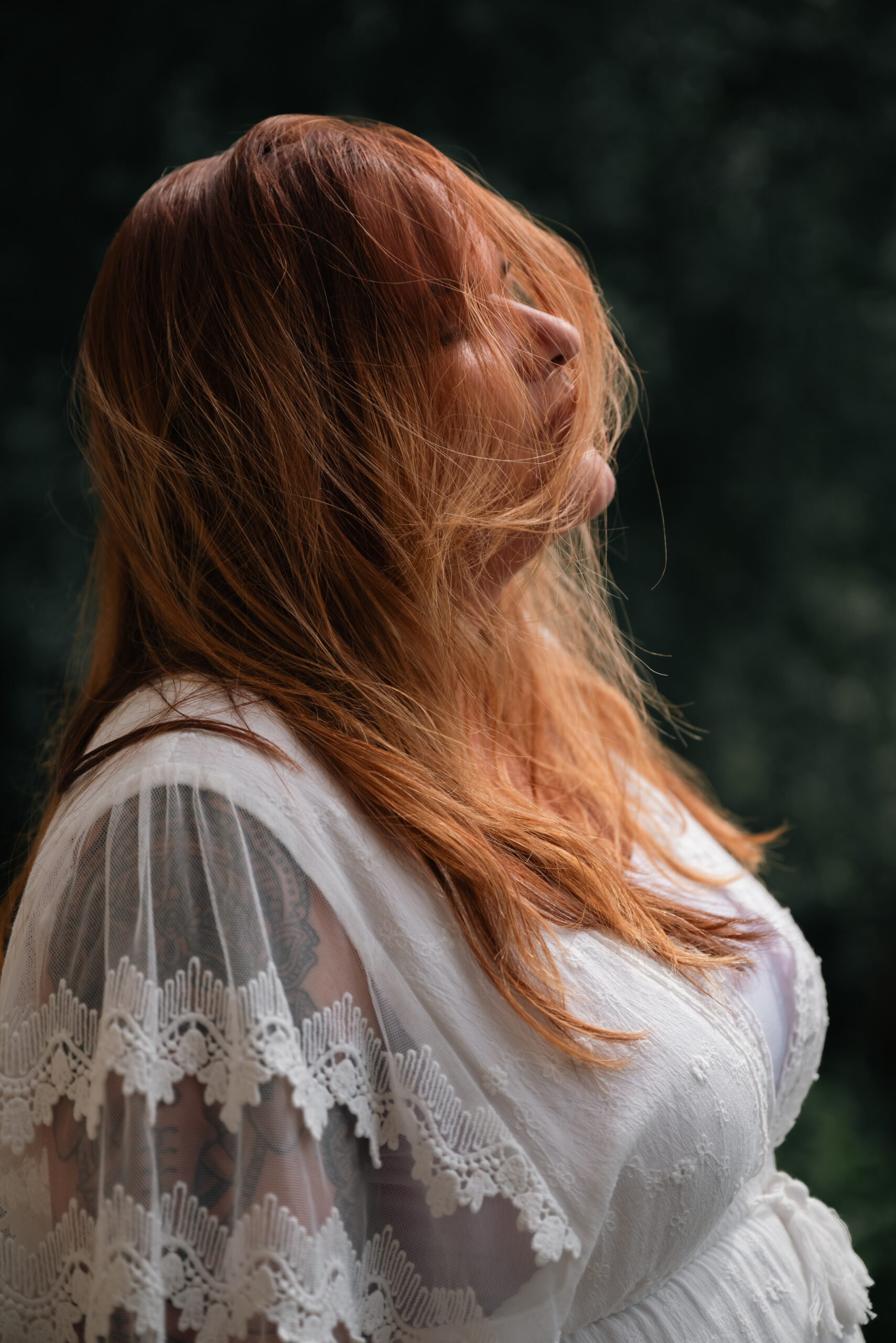 Vrouw in overgave tijdens een bezieling in beeld fotoshoot, begeleid door energetisch therapeut Daisy Kirkels